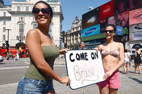 Các cô gái đến từ Brazil sexy trong một ngày nắng đẹp ở thủ đô London.